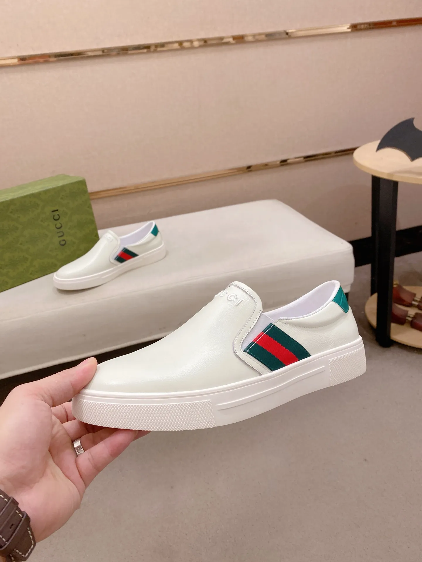 Men's shoes 💰 462💰The new GUCCI (Gucci) counters are launched simultaneously. The new men's shoes, 😘fabrics are selected from imported cowhide, and the lining is sheepskin lining. 👍🏿 High-end ☄️ air-cushion molded anti-slip rubber outsole, exquisite lines, simple and elegant, comfortable and high-end for leisure travel. Code number: 38 to 44 (45 can be customized and cannot be returned or exchanged)
